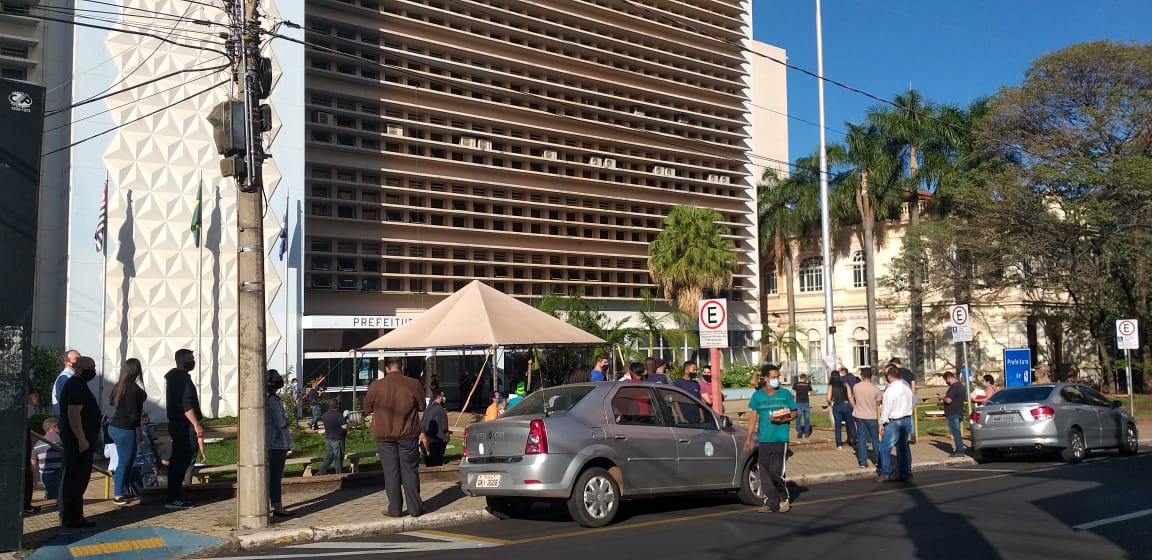 Foto 13 de 13 — Empresários, comerciantes e apoiadores protestam em frente a Prefeitura